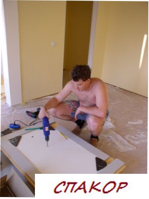 Крепежи для железных ножек стола фиксируются шурупами